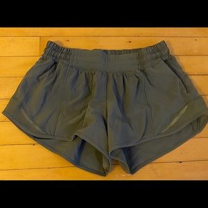 lululemon hotly hot 2.5 length shorts